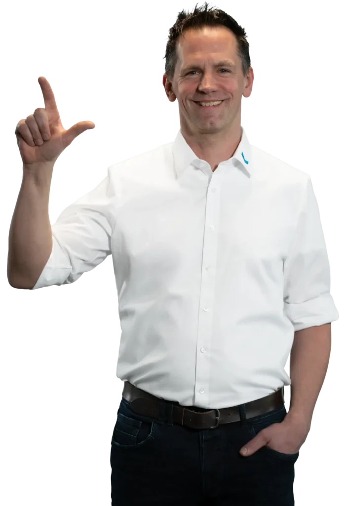 Un hombre con camisa blanca gesticula con las manos.
