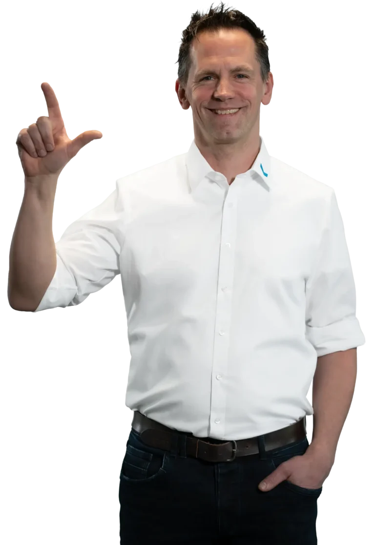 Un hombre con camisa blanca gesticula con las manos.