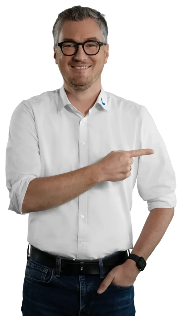 Un hombre con camisa blanca señala con el dedo hacia un lado.