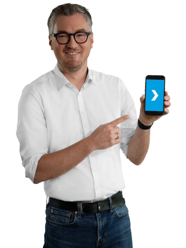 Un hombre con camisa blanca señala un smartphone con una flecha azul.
