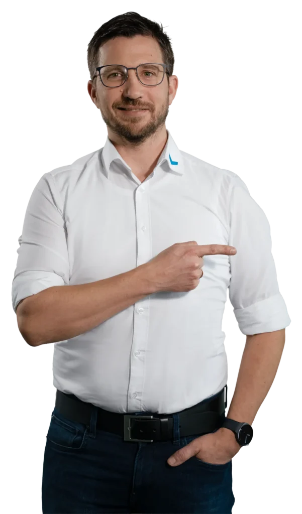 Un hombre con camisa blanca señala con el dedo hacia un lado.