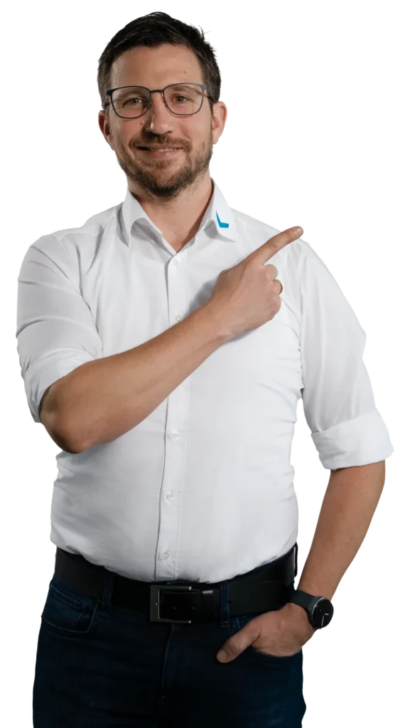 Un hombre con camisa blanca señala con el dedo hacia la derecha