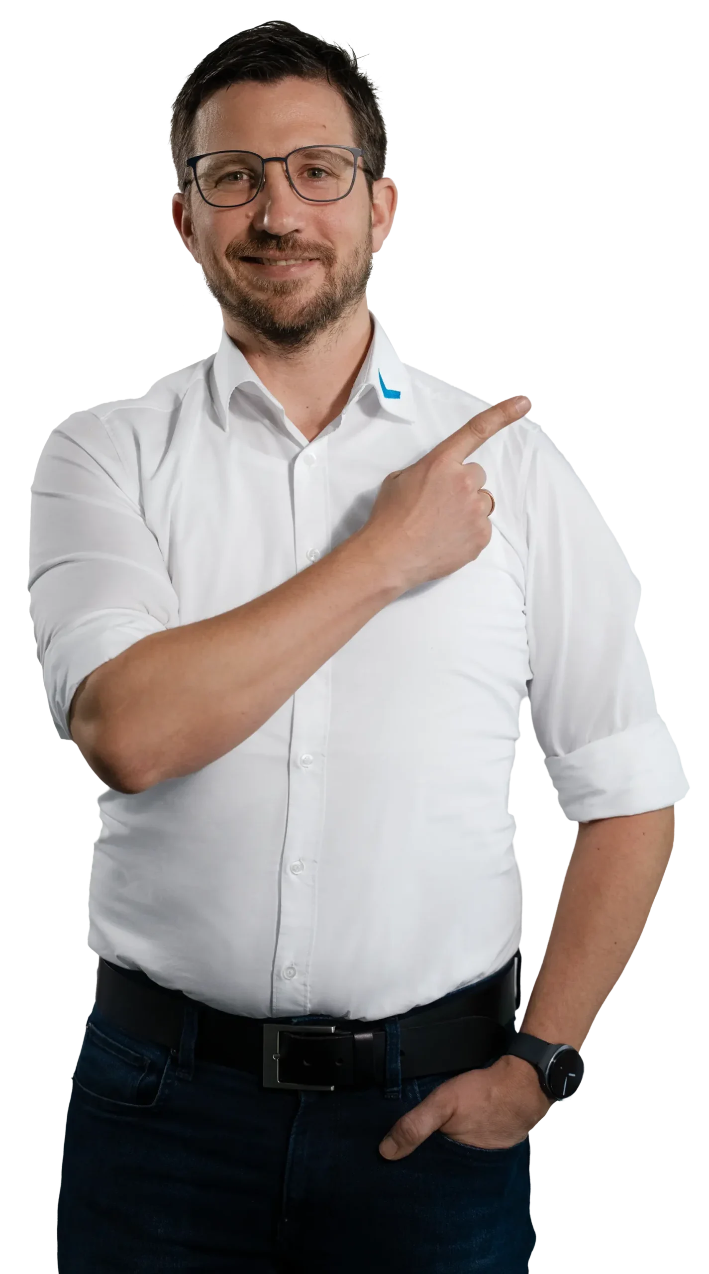 Un hombre con camisa blanca señala con el dedo hacia la derecha
