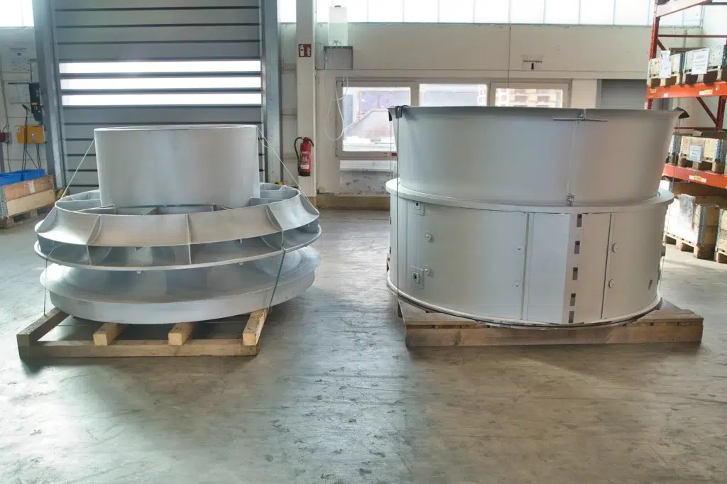 Dos grandes componentes metálicos para la turbina de gas SUCESSSTORYPC4 en la nave de la fábrica.