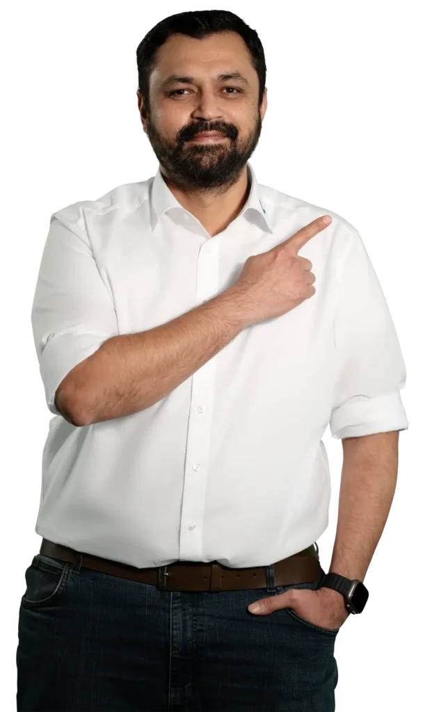 Un hombre con camisa blanca señala con el dedo hacia un lado: tratamiento de agua industrial y de uso doméstico.