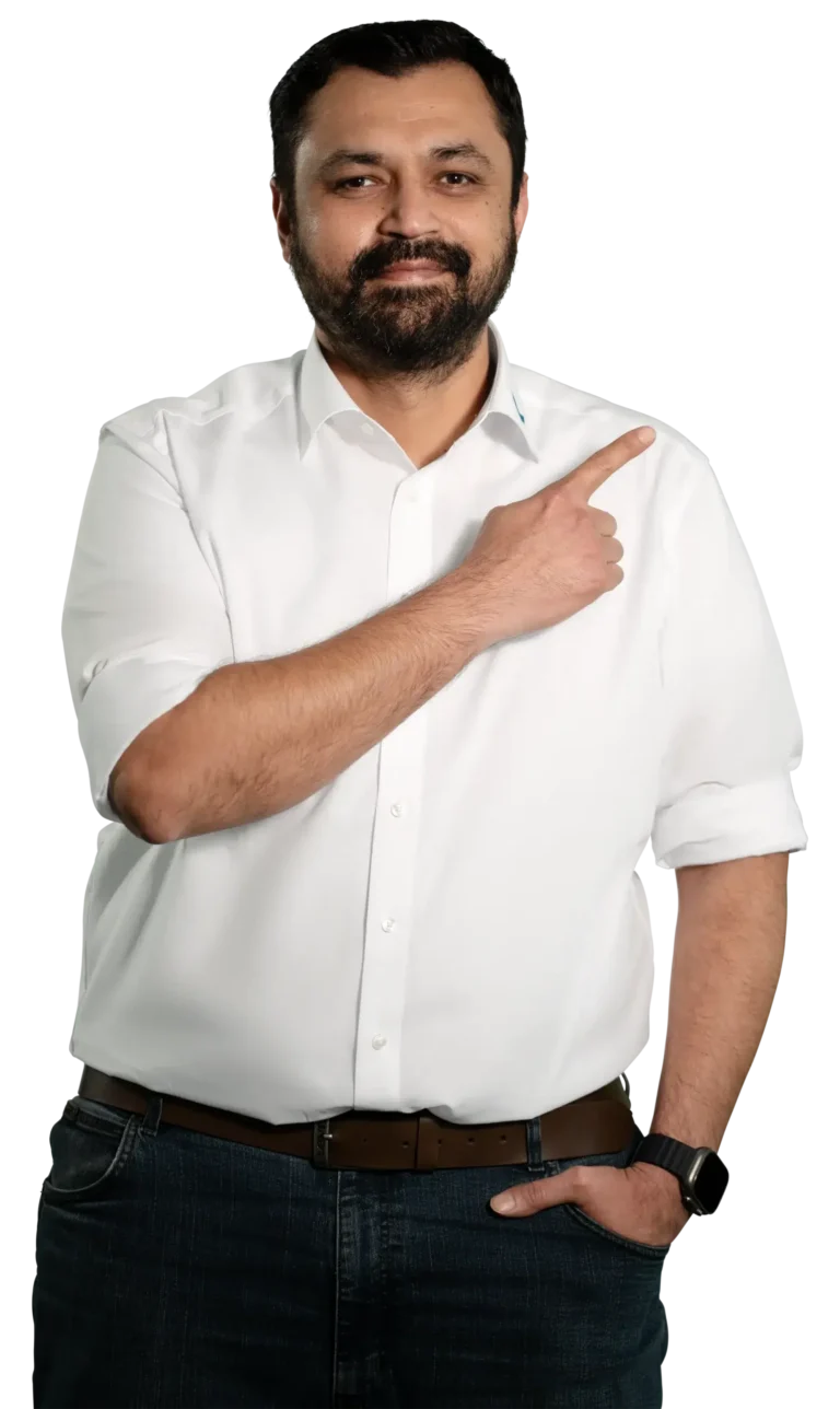 Un hombre con camisa blanca señala con el dedo hacia un lado: tratamiento de agua industrial y de uso doméstico.