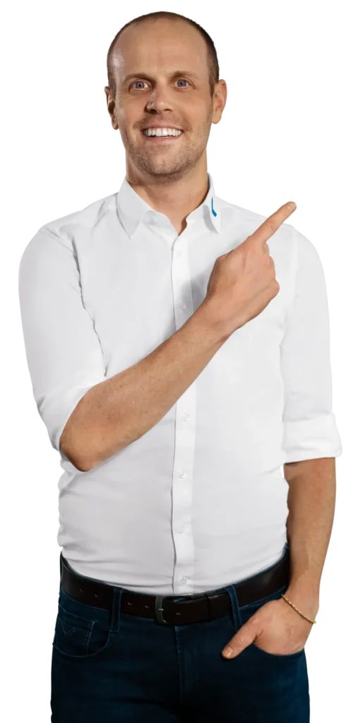 Un hombre con camisa blanca señala con el dedo hacia la derecha.