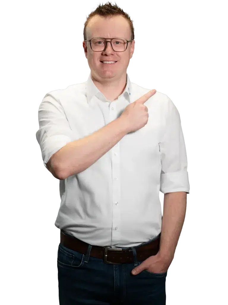 Una persona con camisa blanca señala con el dedo hacia la derecha.