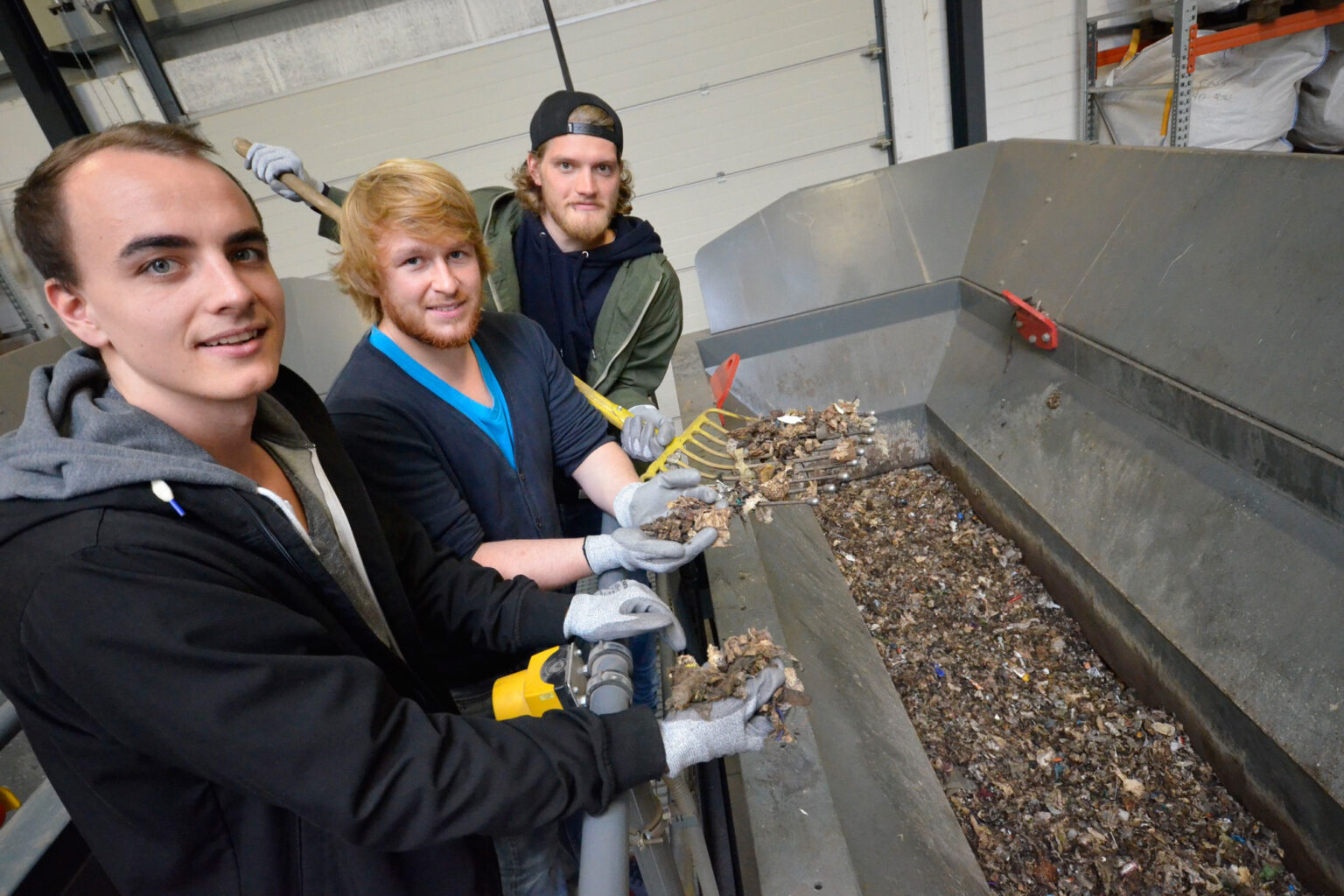 Tres estudiantes en un proyecto de biónica sobre el reciclaje