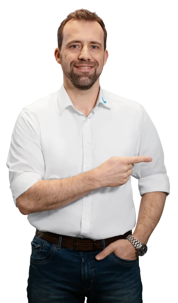 Un hombre con camisa blanca señala con el dedo hacia un lado.