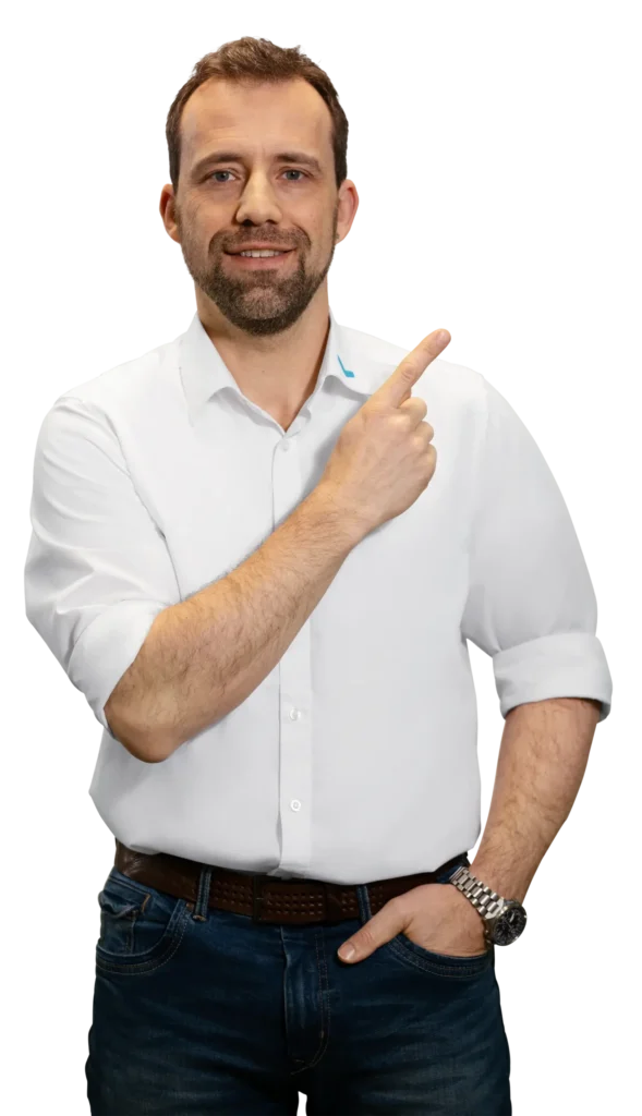 Un hombre con camisa blanca señala hacia la derecha.