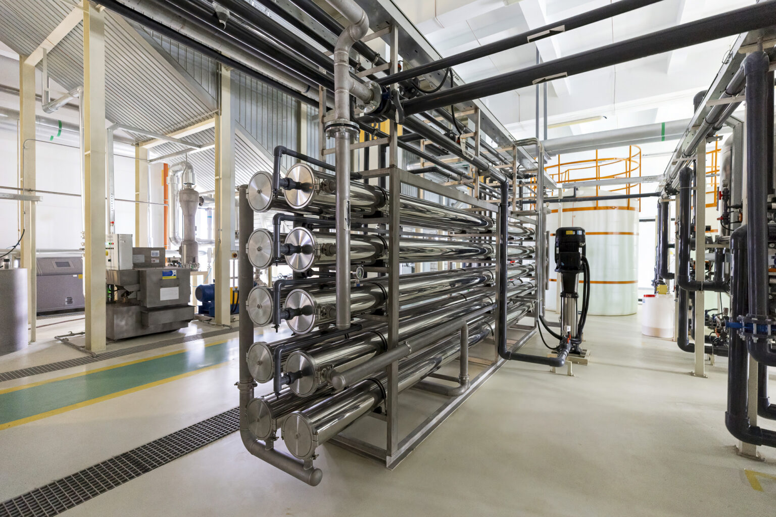 Tubos metálicos pulidos para el tratamiento del agua mediante descalcificación y desalinización en un entorno industrial limpio