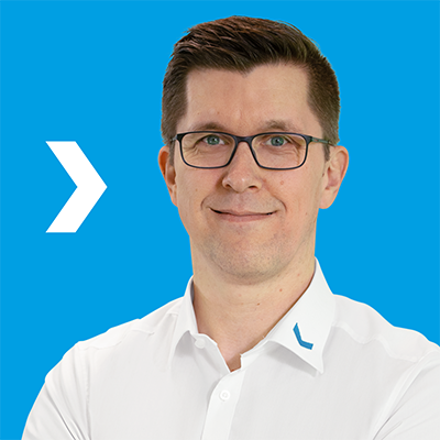 Mann mit Brille und weißem Hemd vor blauem Hintergrund.
