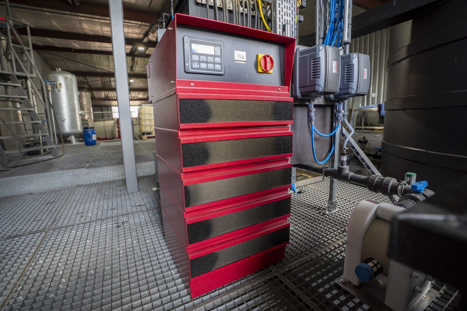 Planta industrial de tratamiento de aguas mediante electrocoagulación.