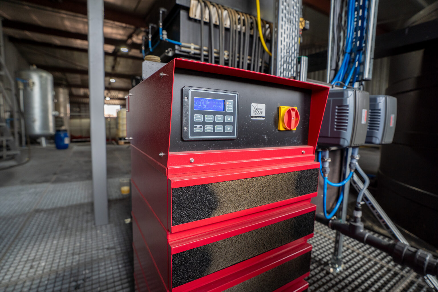 Primer plano de un equipo de electrocoagulación Morselt RedBox en funcionamiento.
