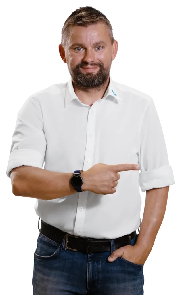 Un hombre con camisa blanca señala con el dedo hacia un lado.