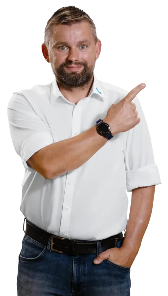 Un hombre con camisa blanca señala con el dedo hacia un lado.