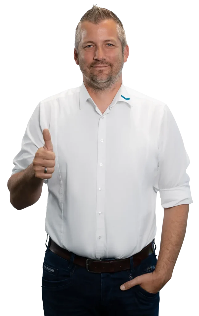 Un hombre con camisa blanca levanta el pulgar.