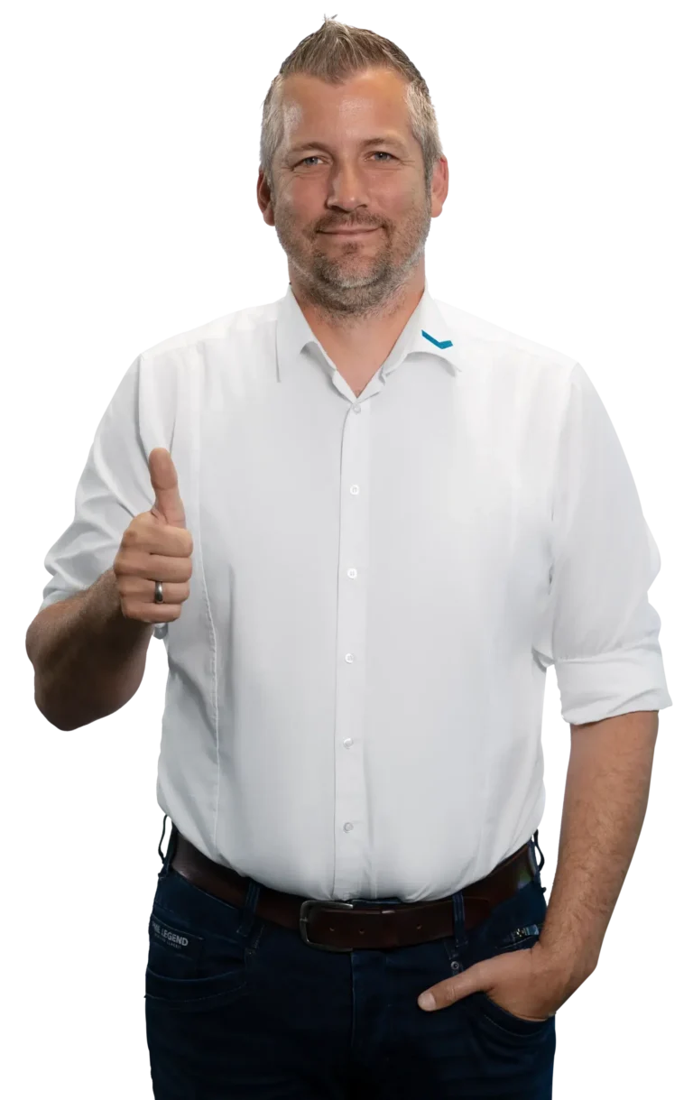 Un hombre con camisa blanca levanta el pulgar.
