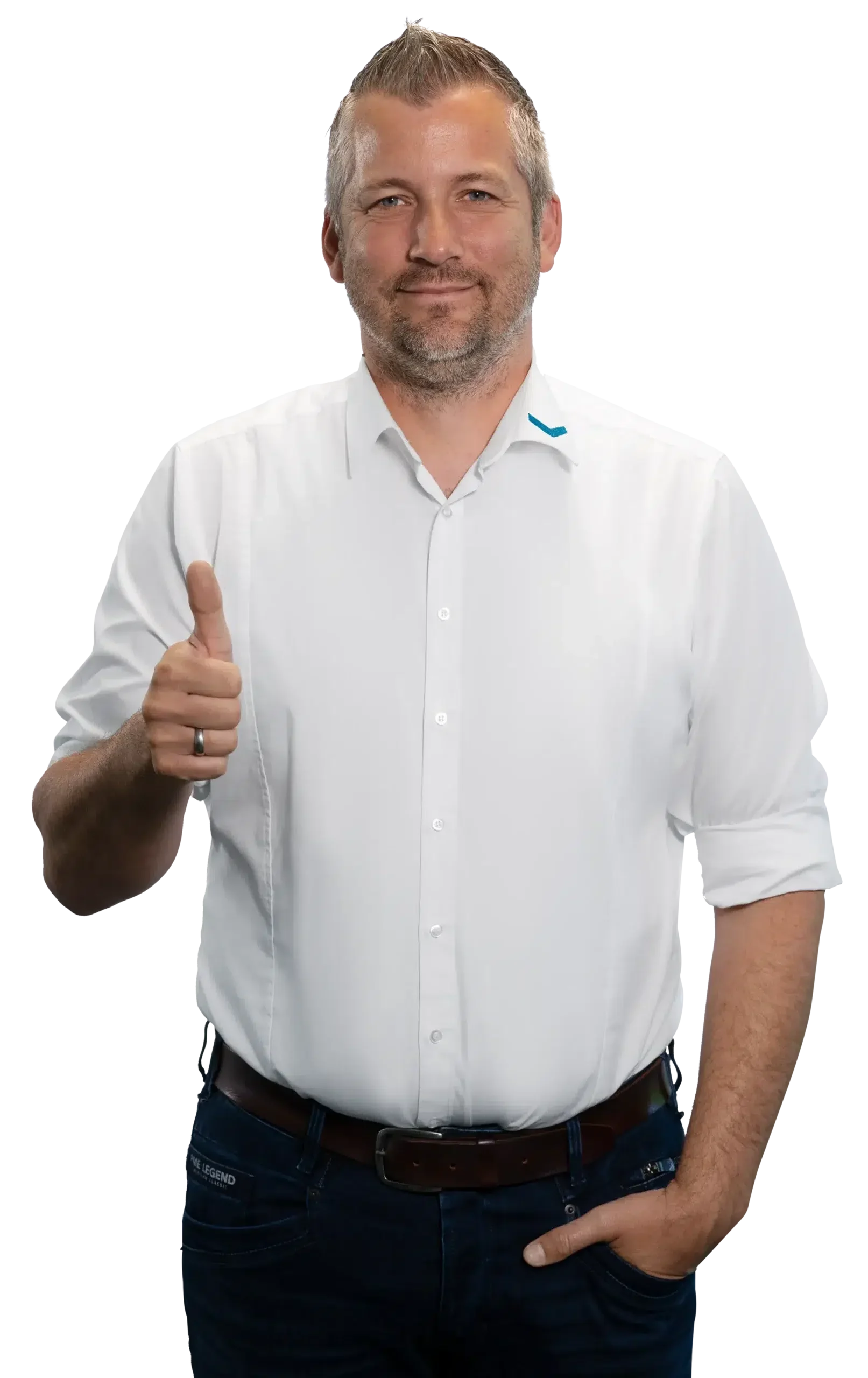 Un hombre con camisa blanca levanta el pulgar.
