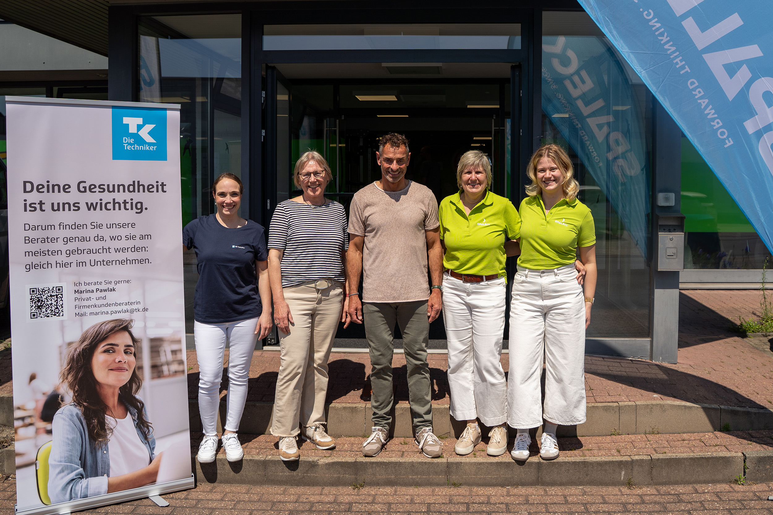 Foto de grupo en la Jornada de la Salud de Spaleck con Marina Pawlak, Marlis Spaleck, Andreas Niedrig, Gabi Mumbek y Hanna Hitpaß frente al Centro de Salud de Spaleck