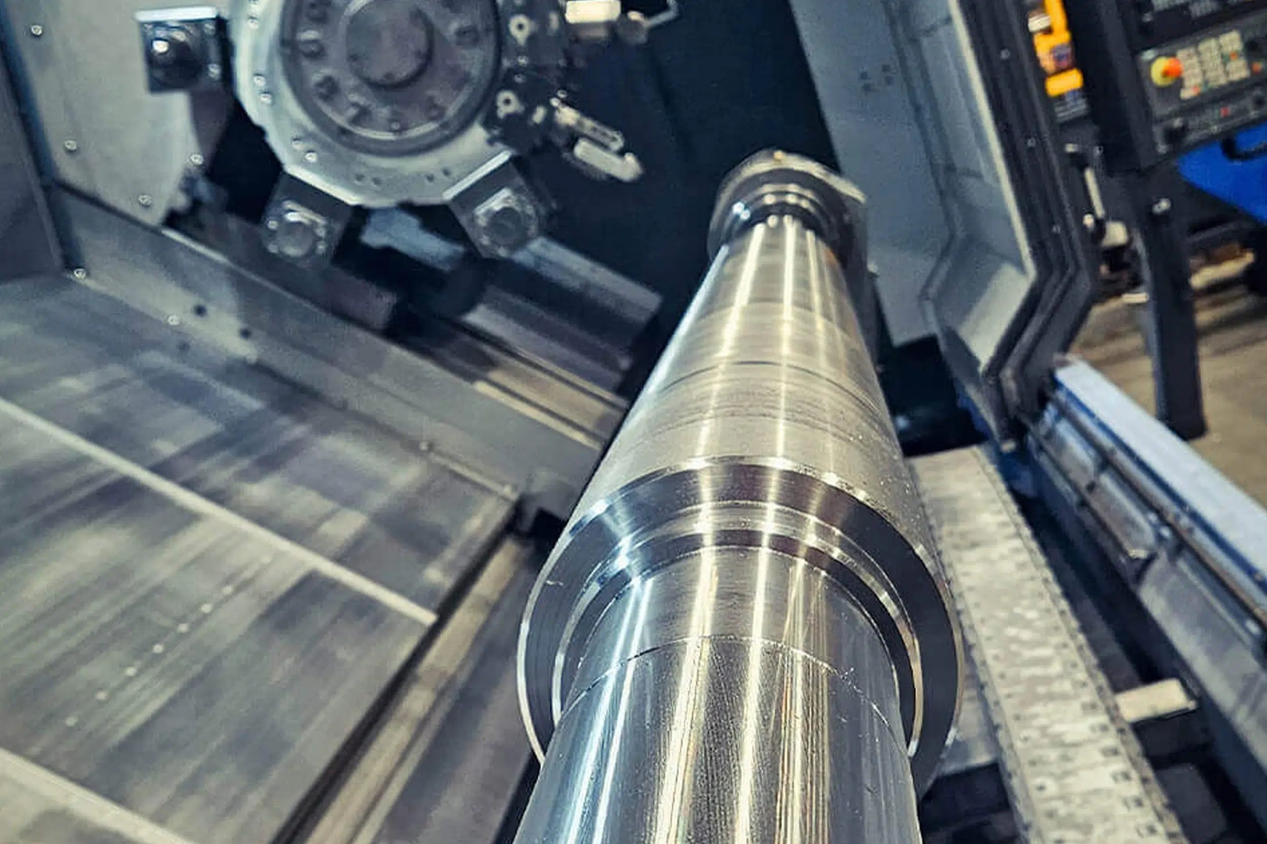 Vista del interior de un centro de mecanizado CNC para la producción de piezas torneadas largas en la empresa de subcontratación SPALECK