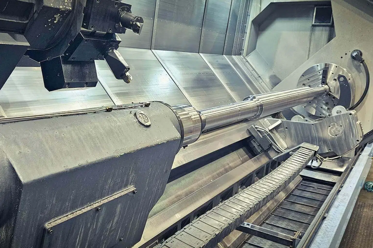Fabricación de una pieza torneada larga en la empresa de fabricación por encargo SPALECK