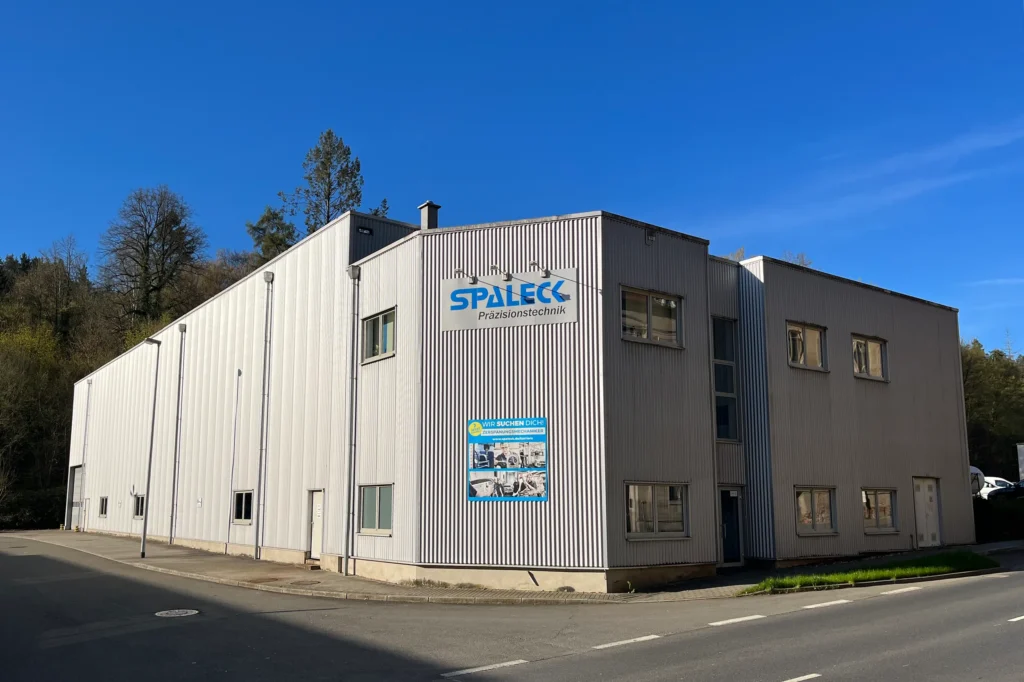Edificio de Spaleck Präzisionstechnik GmbH & Co. KG con el logotipo de la empresa en la fachada.