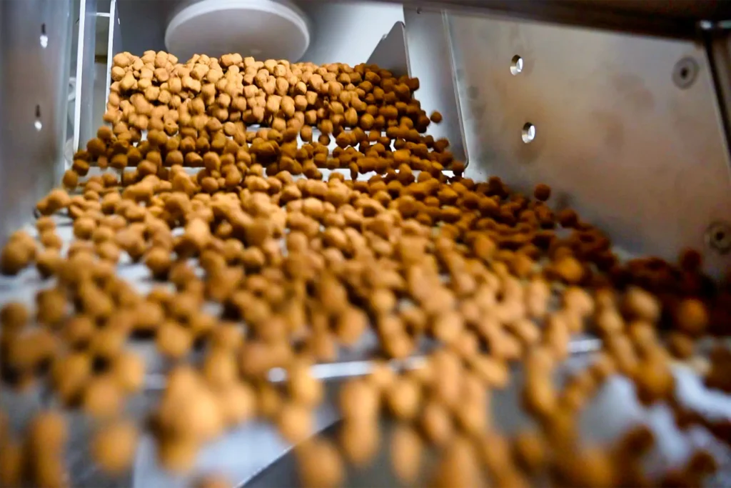 Tierfutter-Siebmaschinen sieben braune Pellets.
