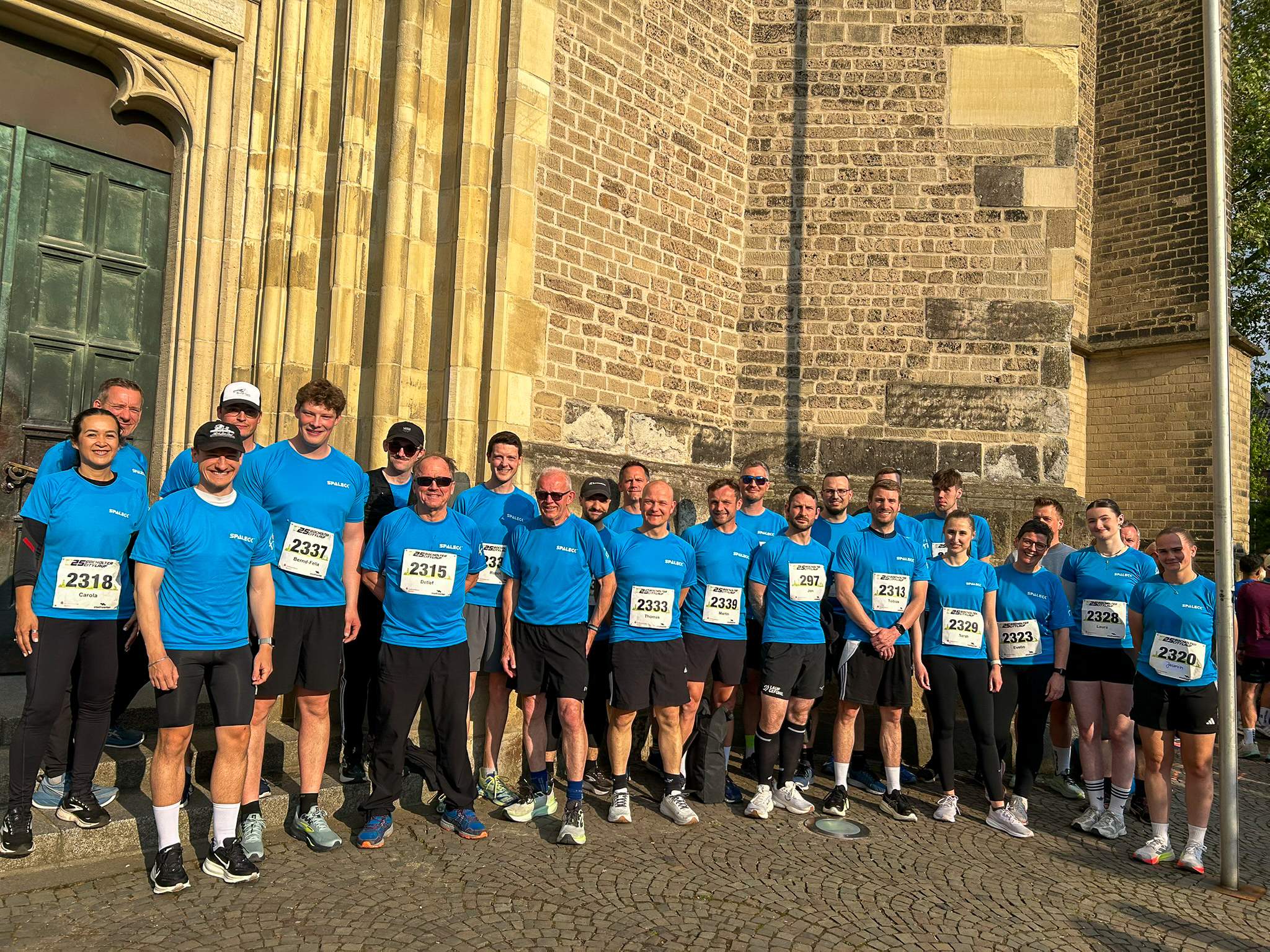 Foto de grupo del equipo Spaleck en la carrera urbana de Bocholt de 2026 con el nuevo maillot azul de SPALECK