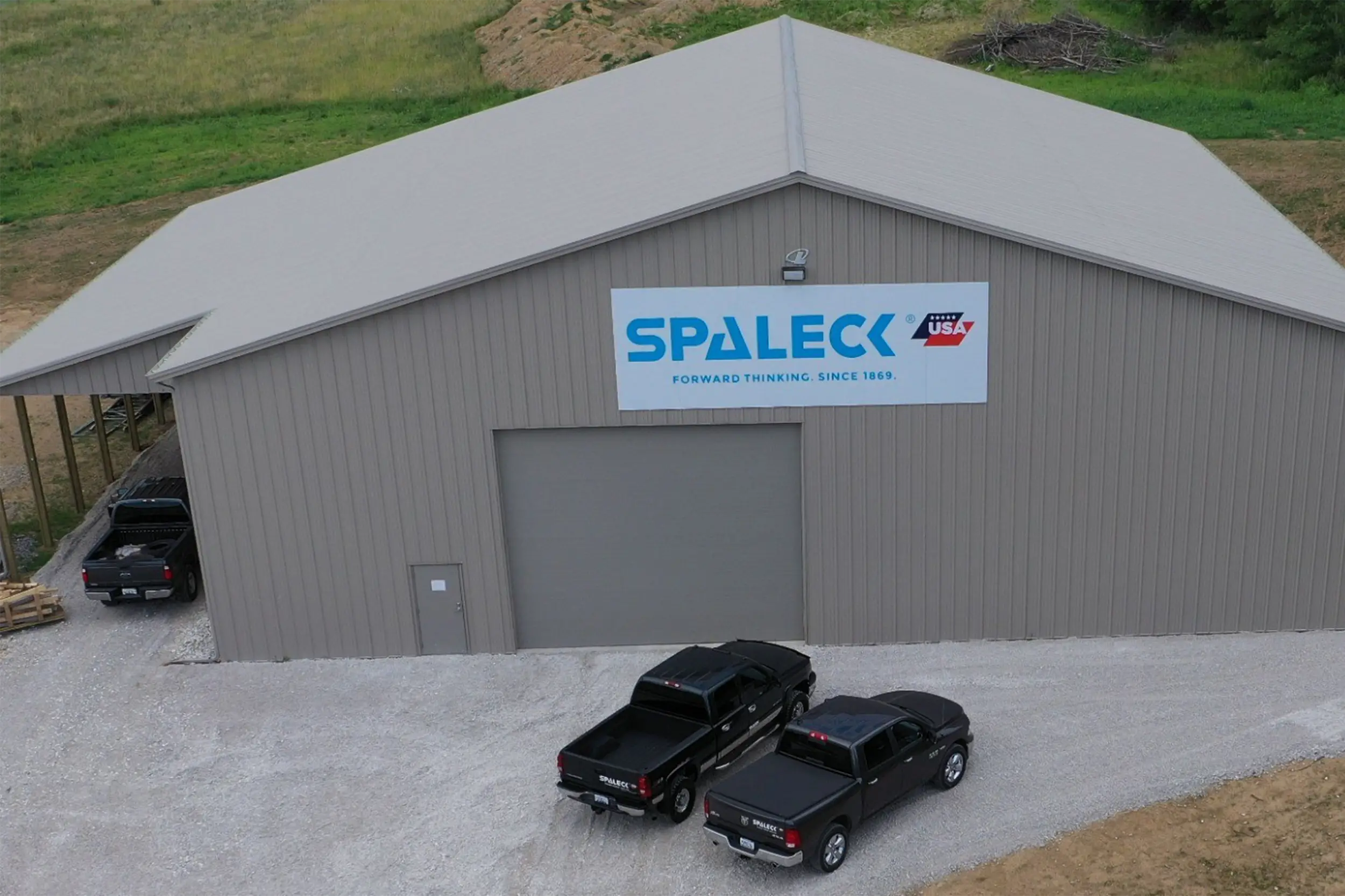 SPALECK USA Halle mit mehreren Pick-Ups
