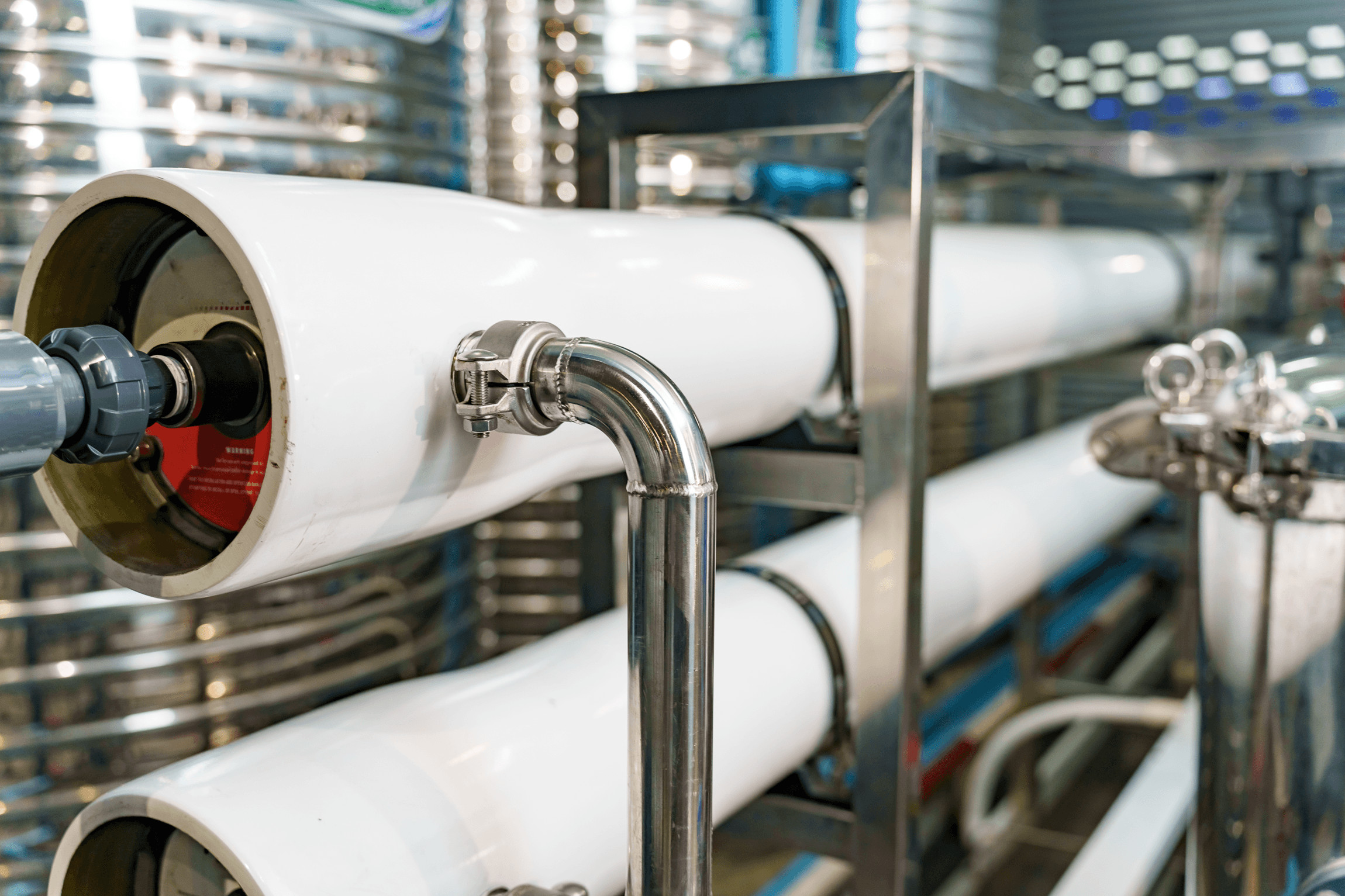 Primer plano de un tubo blanco de una planta de tratamiento de agua industrial