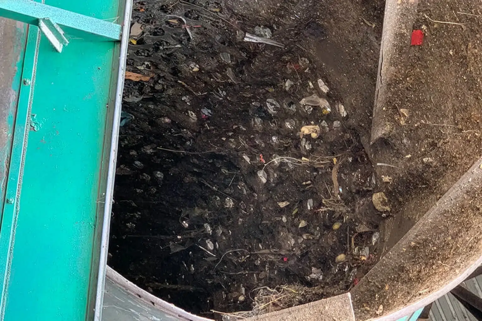 Un tamiz de tambor con tierra y materia orgánica.