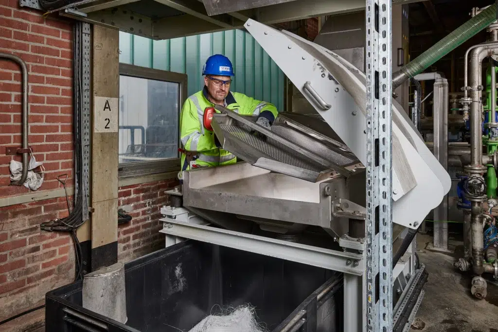 El jefe de producción de una empresa fabricante de plásticos maneja un separador de piezas sobredimensionadas SPALECK, una cribadora que separa de forma fiable las piezas sobredimensionadas