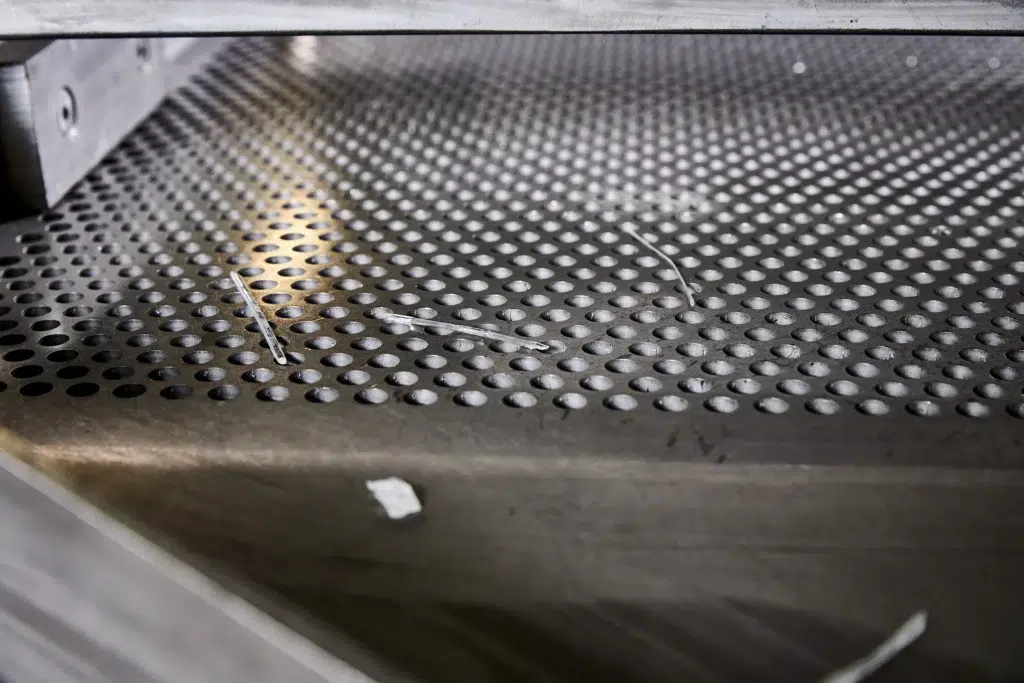 Vista detallada de un separador de sobras en la producción de plásticos