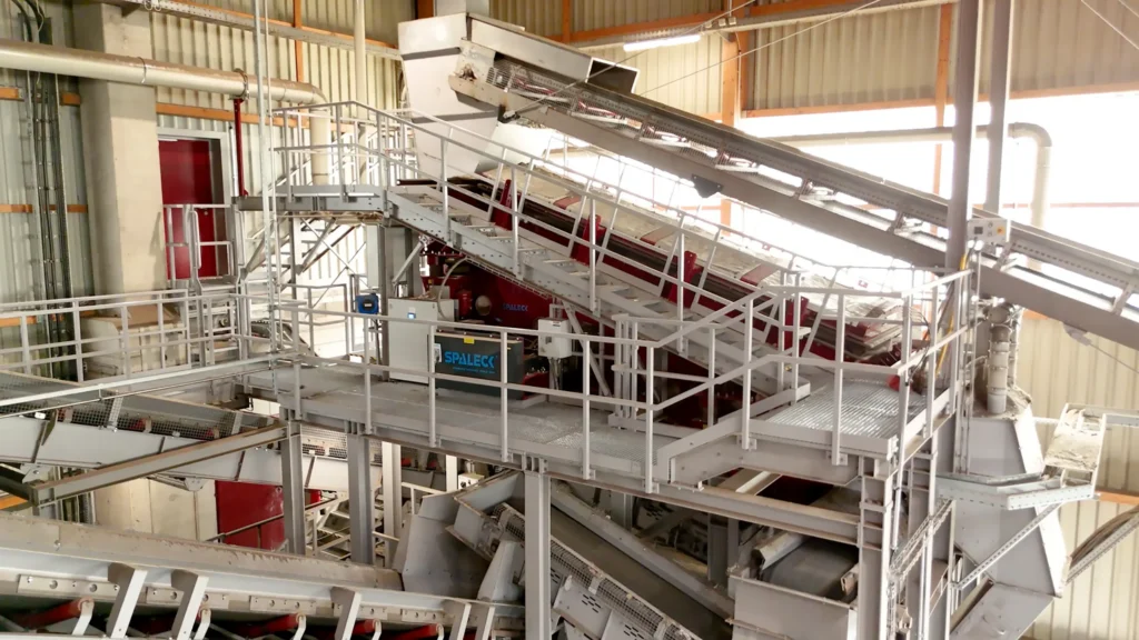 Vista de una cribadora SPALECK 3D COMBI en una nueva y ultramoderna planta de reciclaje de metales en Austria. La cribadora 3D COMBI sustituye a dos cribadoras de otro fabricante para mejorar la calidad del cribado y, con ello, la calidad general de la clasificación. Se trata de un proyecto de modernización dentro de una nueva planta.
